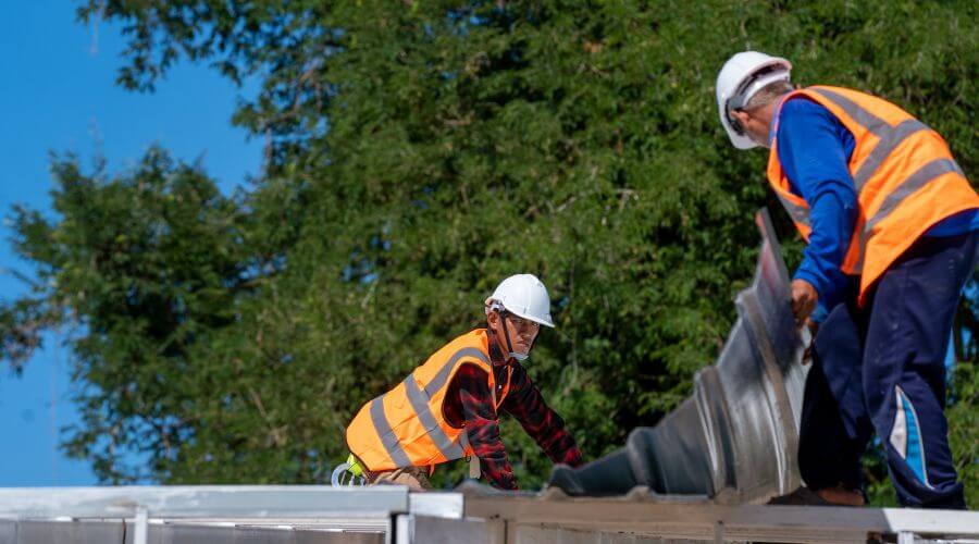Professional gutter cleaning in Artesia, CA